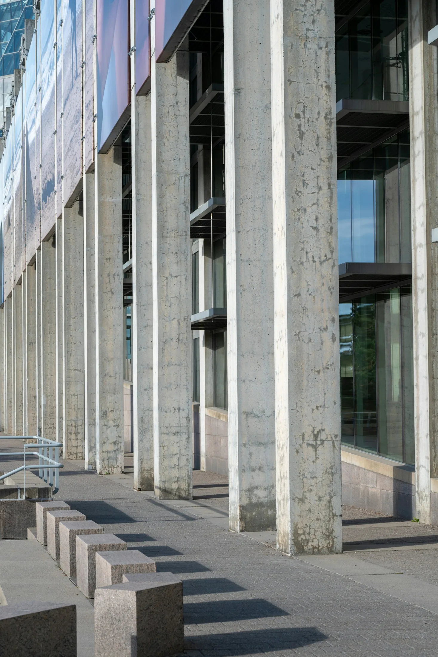 Colonne di un edificio contemporaneo e ombre sulla facciata