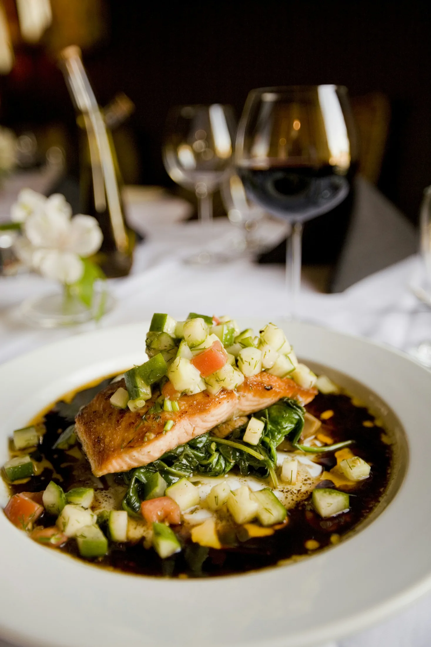 filetto di salmone con salsa e vino rosso