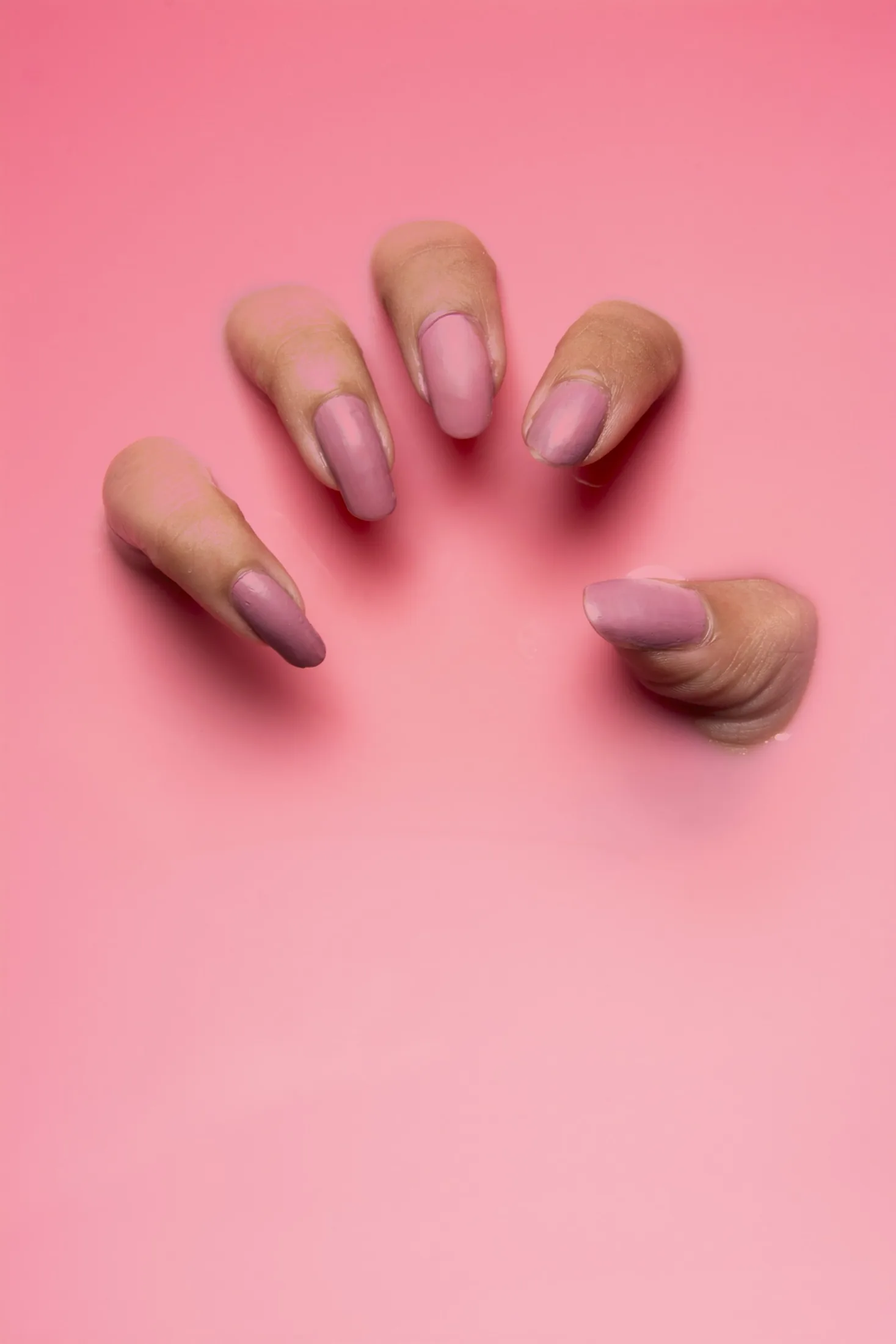 mano delle persone sulla superficie rosa